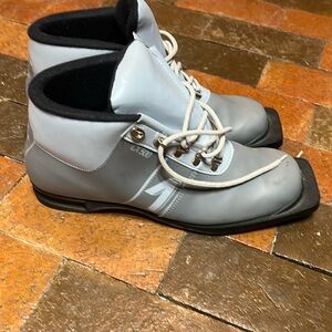 Artik CX500 Cross Country 3 pin 75MM. Unisex size 9 Men and size 11 Women